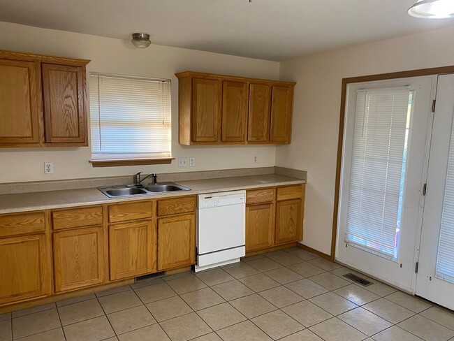 Building Photo - Great 3 bed 2 bath home in SE Springfield