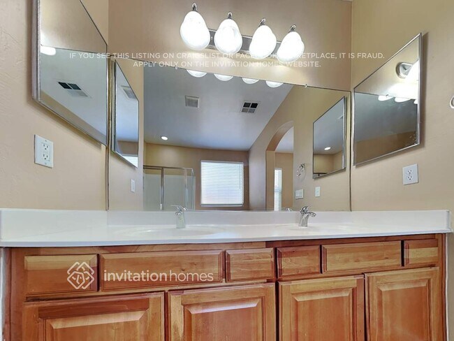 Building Photo - 1441 E Thornton Ave