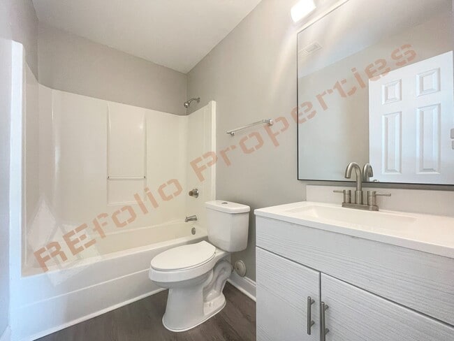 Building Photo - 601 Larchwood Dr