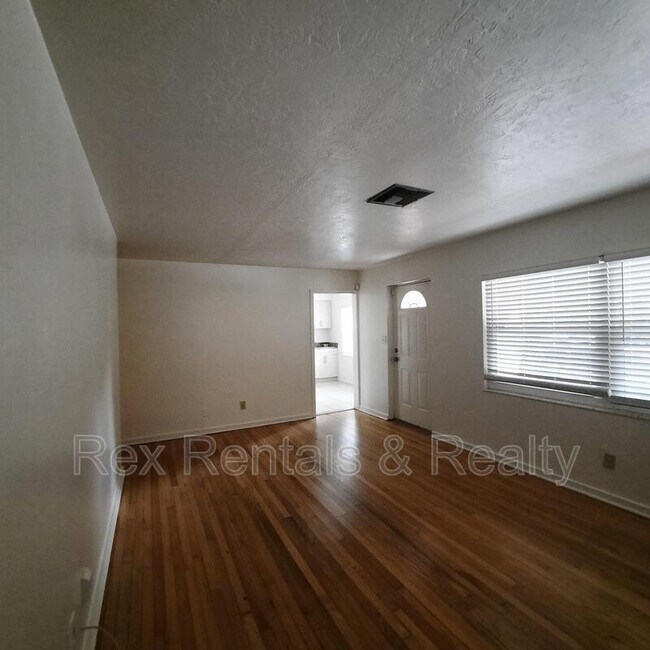 Building Photo - 834 38th Ave N