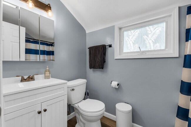 Building Photo - Furnished 4-Bedroom Single-Family Home in Cheektowaga