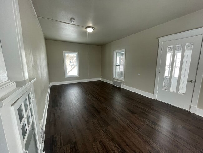 Building Photo - Updated 2 Bedroom 2 Bathroom Home