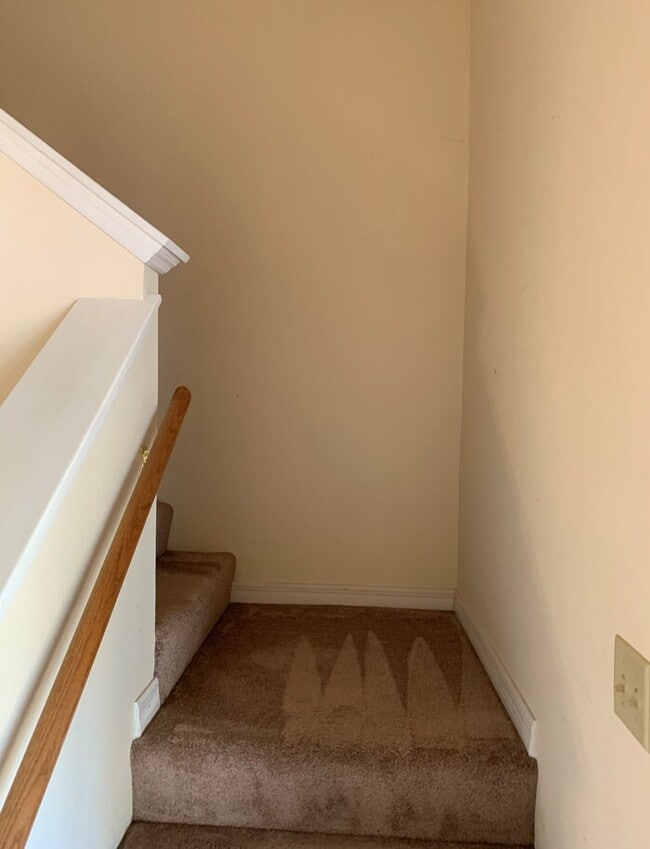 Building Photo - Awesome 2 bedroom 2 bath, WILL ACCEPT HOUS...