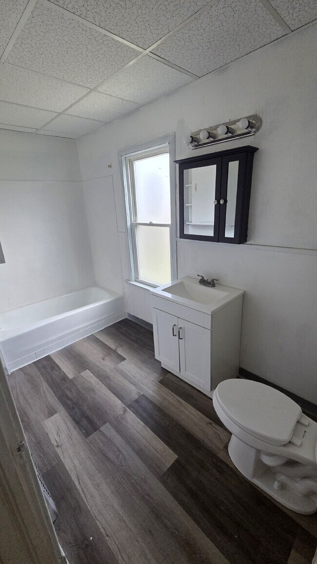 Building Photo - Spacious 1-Bed Duplex with French Doors to Master Bedroom