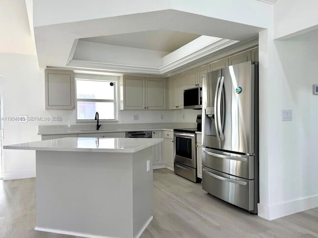 Building Photo - 142 SW 34th Pl