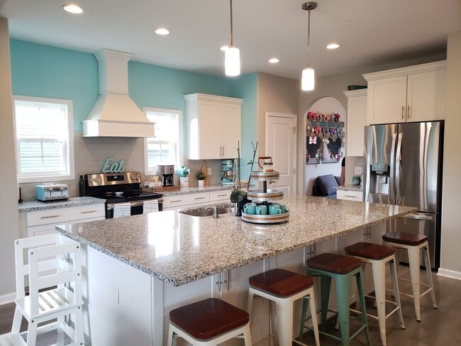 Building Photo - Near Exit 1! Close to I-24! HUGE Kitchen I...