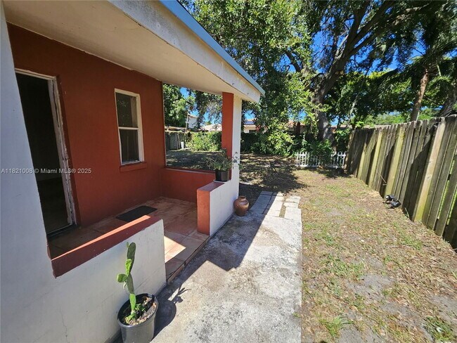 Building Photo - 118 NW 8th Ave