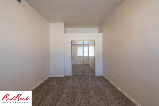 Building Photo - Enjoy Scenic Ivins Living – 3-Bed, 2-Bath ...