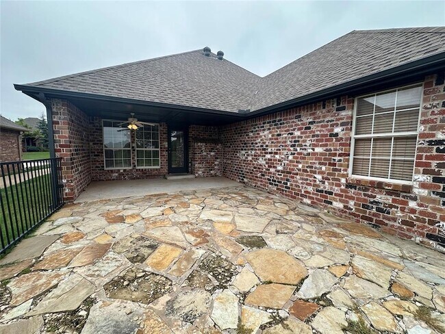 Building Photo - 15713 Traditions Blvd