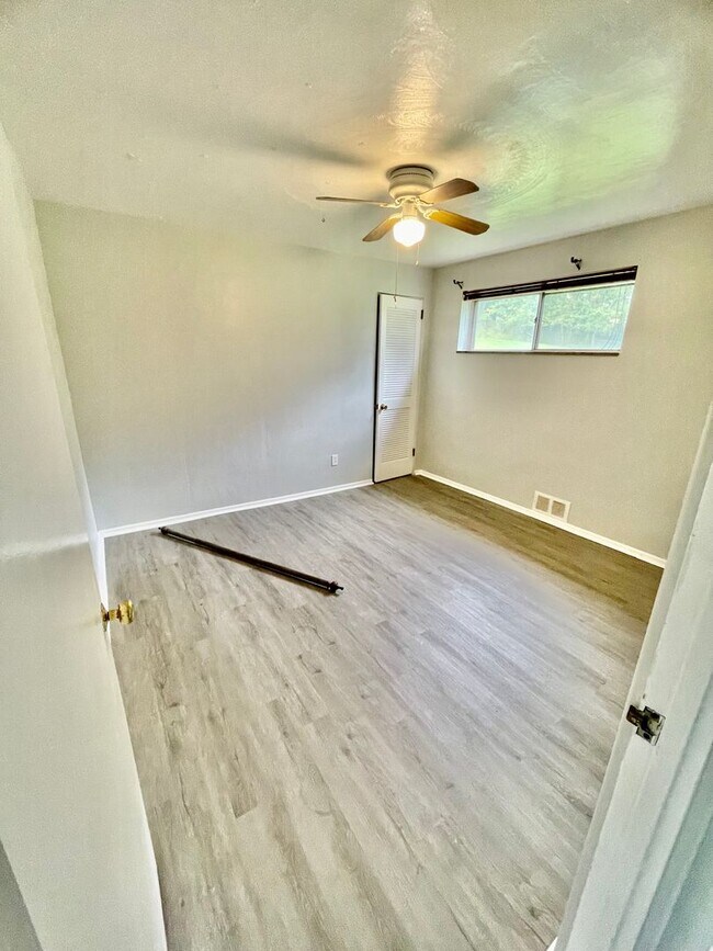 Building Photo - Bethel Park - 3 Bedroom Home - South Park Road - Pet Friendly!