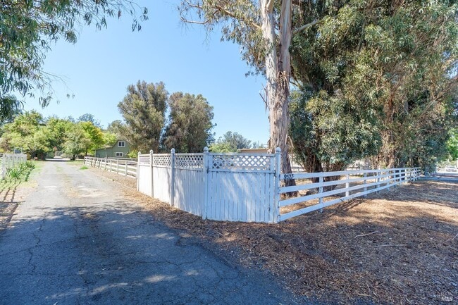 Building Photo - 9527 Old Redwood Hwy N