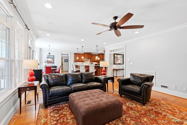 Building Photo - Elegant 5 bedroom home in Bedford!