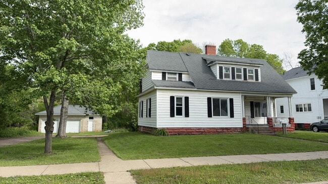 Building Photo - Nice 3 Bed 1 Bath near UWEC! Available June 1st