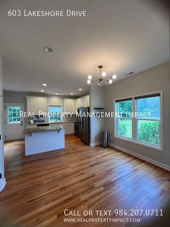 Building Photo - 603 Lakeshore Dr