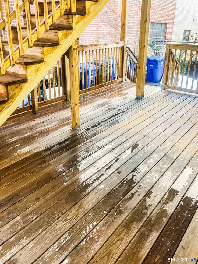 Building Photo - 1042 Iranistan Ave