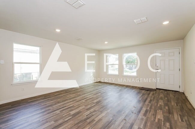 Building Photo - 719 N 13th St