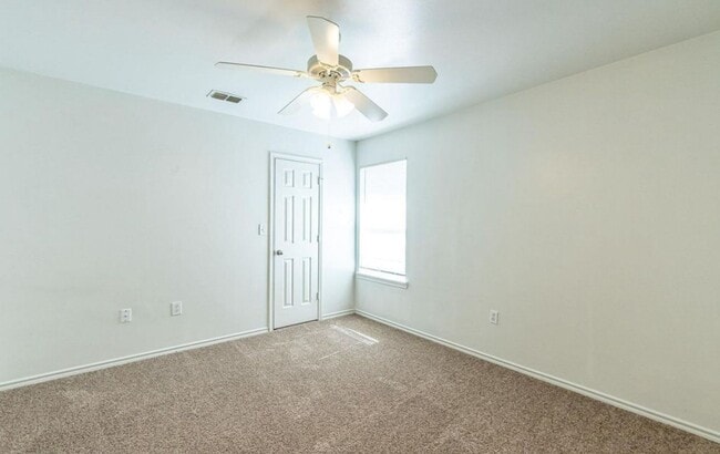 Building Photo - Private 3 Bedroom 3 Bath