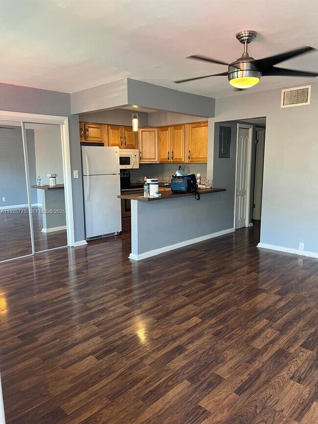 Building Photo - 4050 NE 12th Terrace