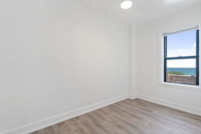 Building Photo - 6230 N Kenmore Ave