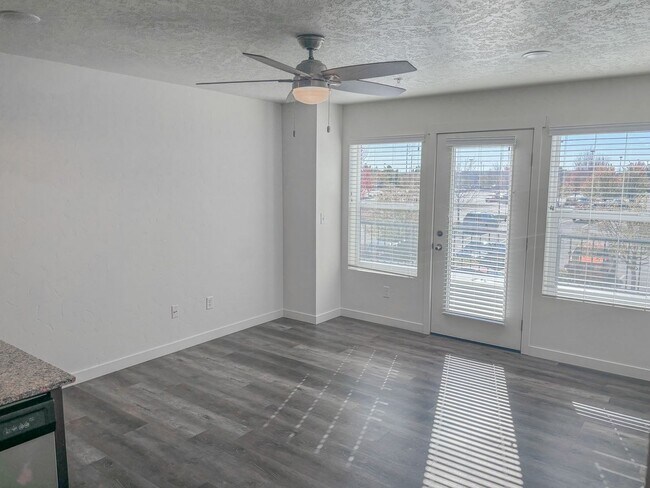 Building Photo - 3710 N Centrepoint Way