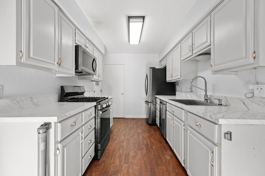 Building Photo - 1611 Somerset Dr