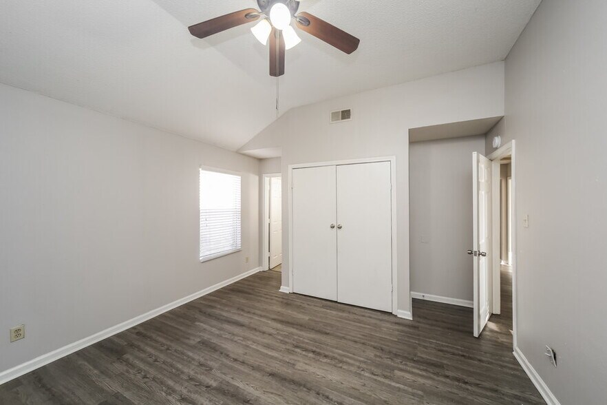 Building Photo - 4588 Longtree Ave