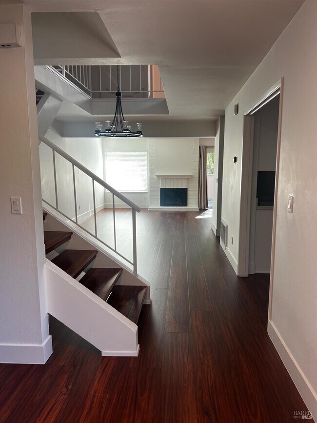 Building Photo - 6 Josefa Ct