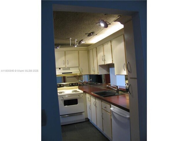 Building Photo - 441 SE 3rd St