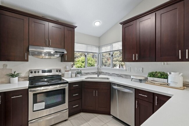 Building Photo - 1735 Parkview Green Cir