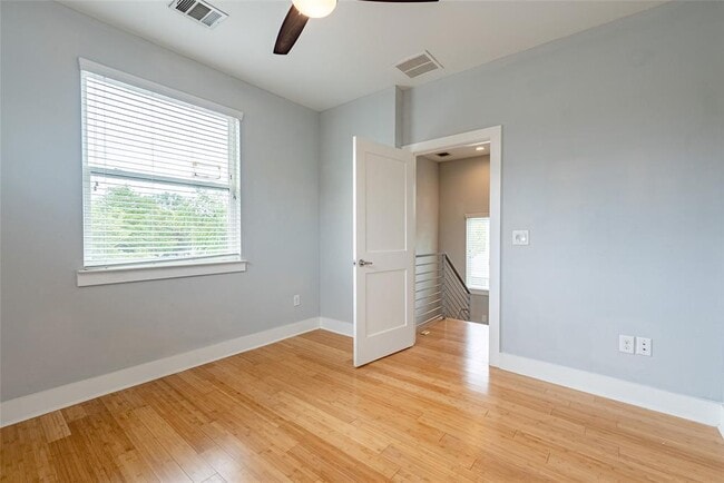 Building Photo - 1003 Valdez St