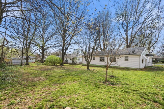 Building Photo - 3 bedroom 1 bath 1 car garage- newly renovated!