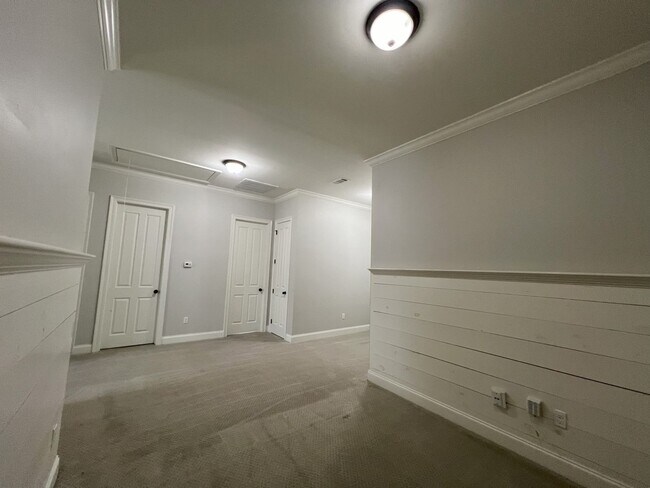 Building Photo - Stunning 4 bedroom, 3 bathroom 2 story hom...