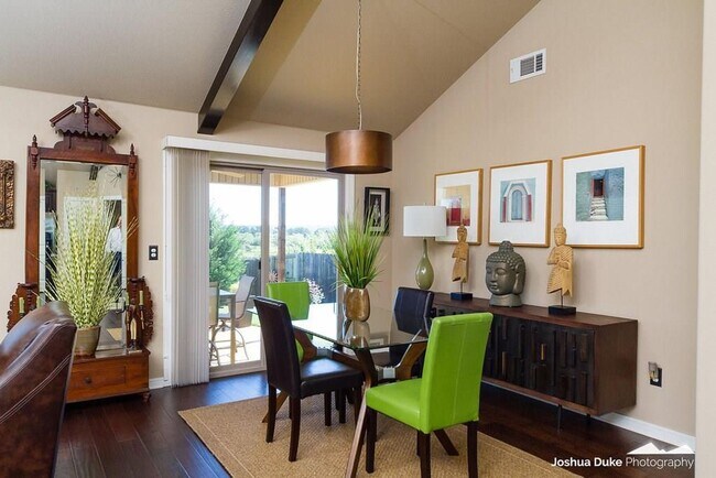 Building Photo - Georgeous 3 bedroom 2 bath home with SOLAR  and a view!