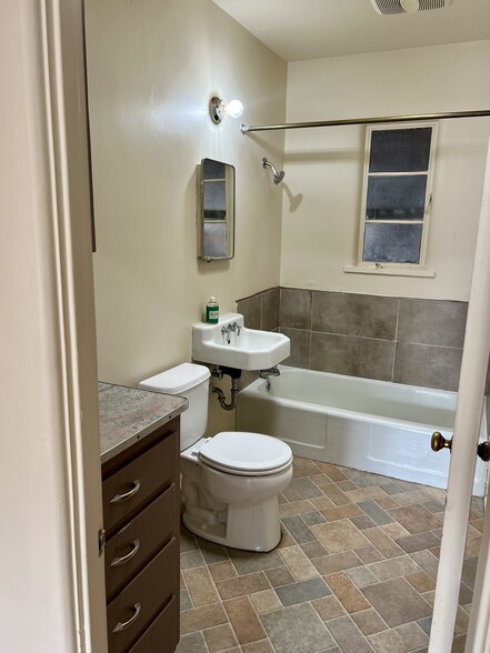 Bathroom - 1215 Morelia St