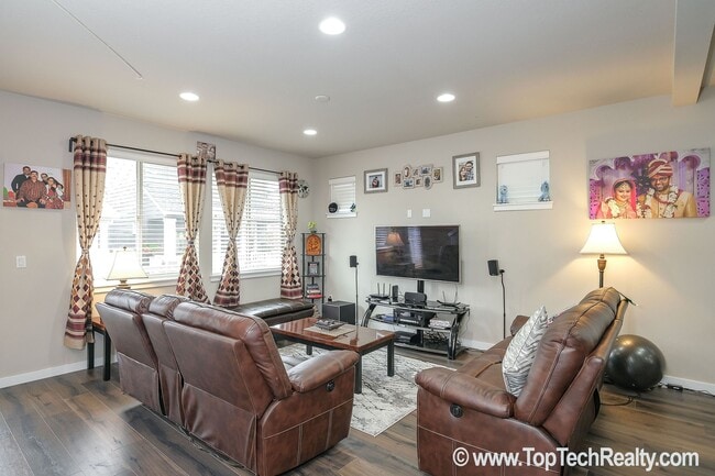 Building Photo - Outstanding 45 Central home with 3BR + Den / 2.5BA, Amazing upscale features, Across from Nike Wo...