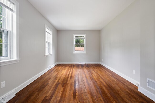 Building Photo - 1122 Lower Ferry Rd