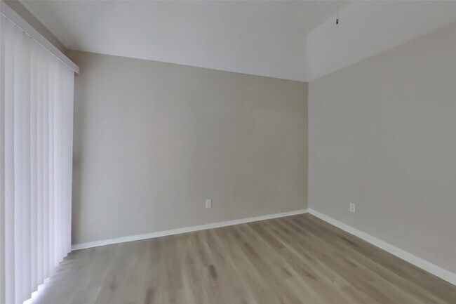 Building Photo - 14831 Waterside Dr