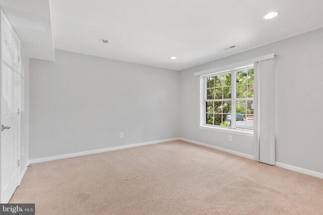 Building Photo - 46613 Silhouette Square