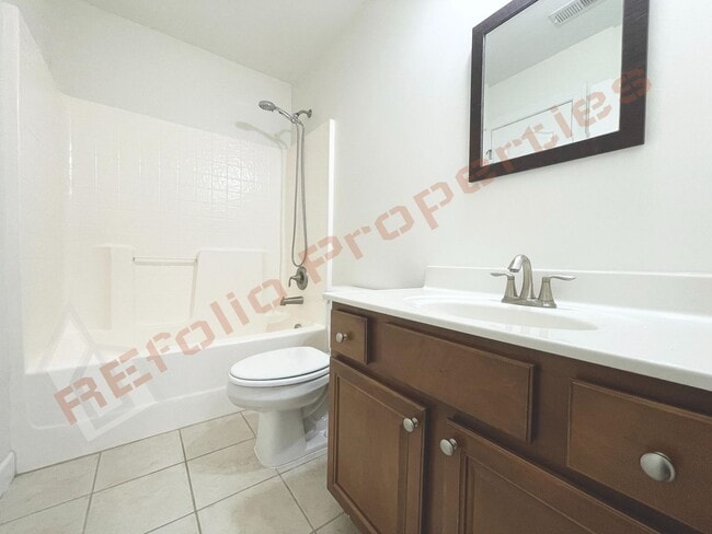 Building Photo - Lovely 5 Bedroom 4 Bathroom Single Family ...
