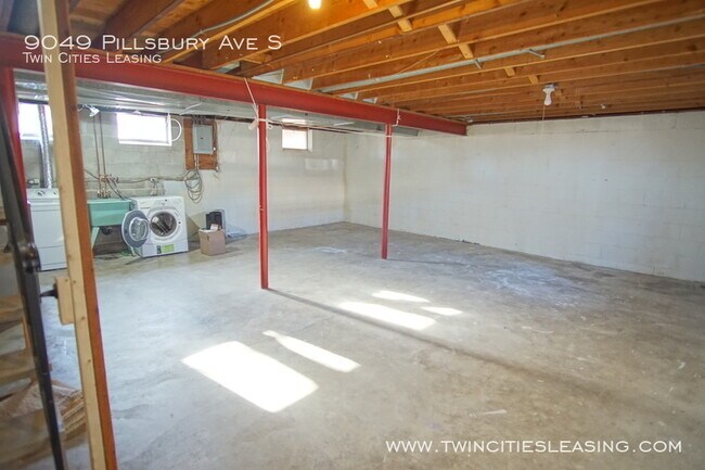Building Photo - 3 Bedrooms Top Level w/ Full Bath - 2 Car ...