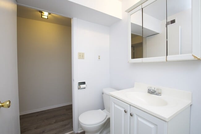 Building Photo - 3954 N Janssen Ave