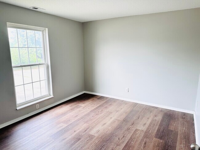 Building Photo - 1100 E 6th St