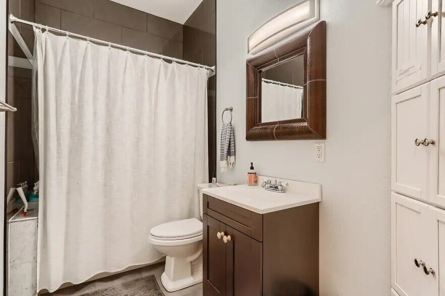 Building Photo - 973 Galapago St