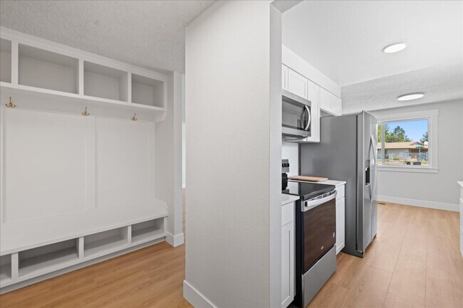 Building Photo - 1309 W Maple Ave