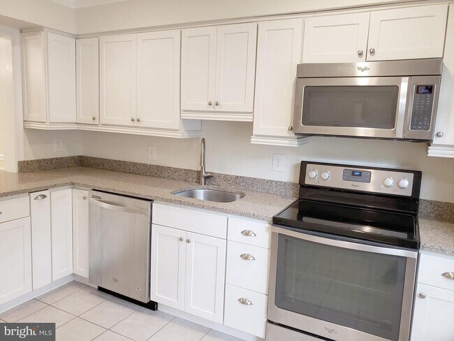 Building Photo - 5771 Heritage Hill Dr