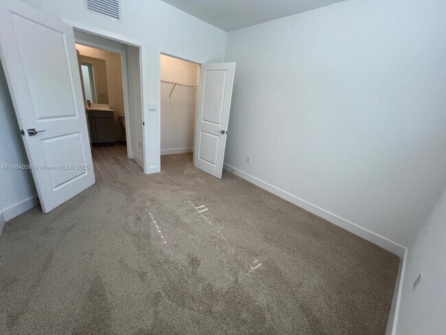 Building Photo - 109 SW 170th Ave