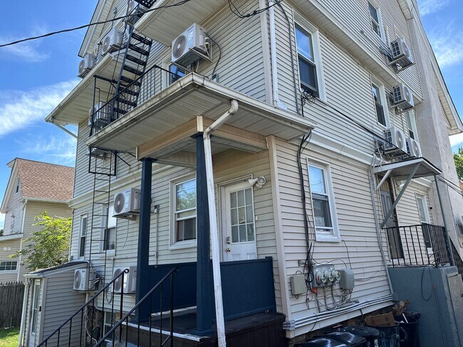 Building Photo - New Rochelle Fully Furnished Beauty