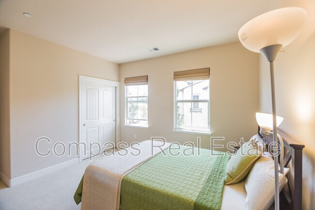 Building Photo - 5539 Southcrest Way