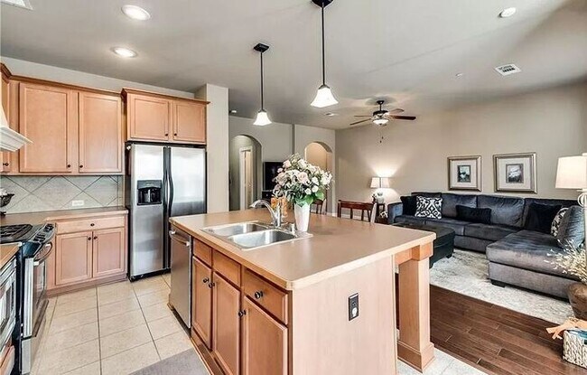 Building Photo - Upscale living in this fabulous Townhome!