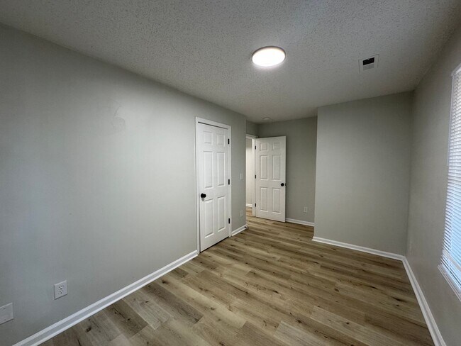 Building Photo - 3bed/2bath freshly renovated home!